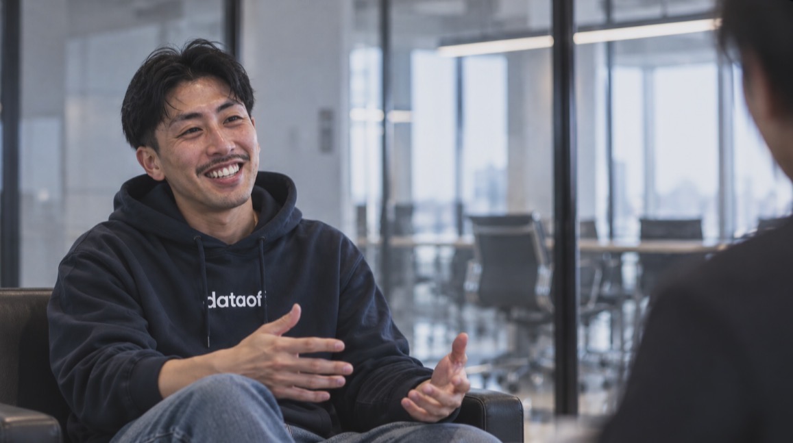 dataof代表がオフィスでインタビューを受けている様子